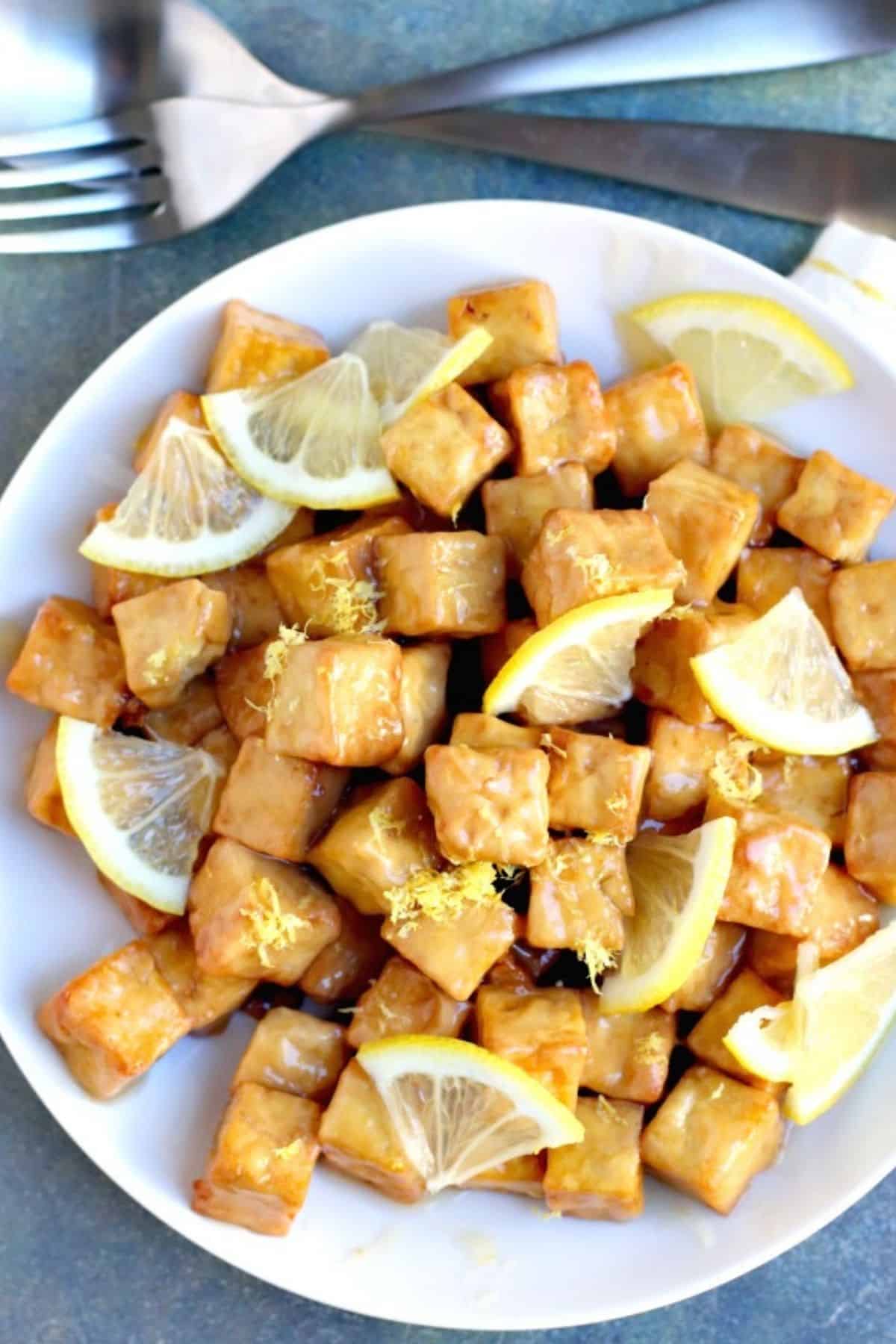 Platter of lemon tofu garnished with slices of fresh lemon