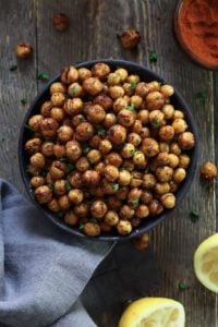 Bowl of chickpeas with cut lemon next to it